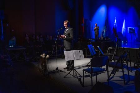 Deklica s piščalko-9